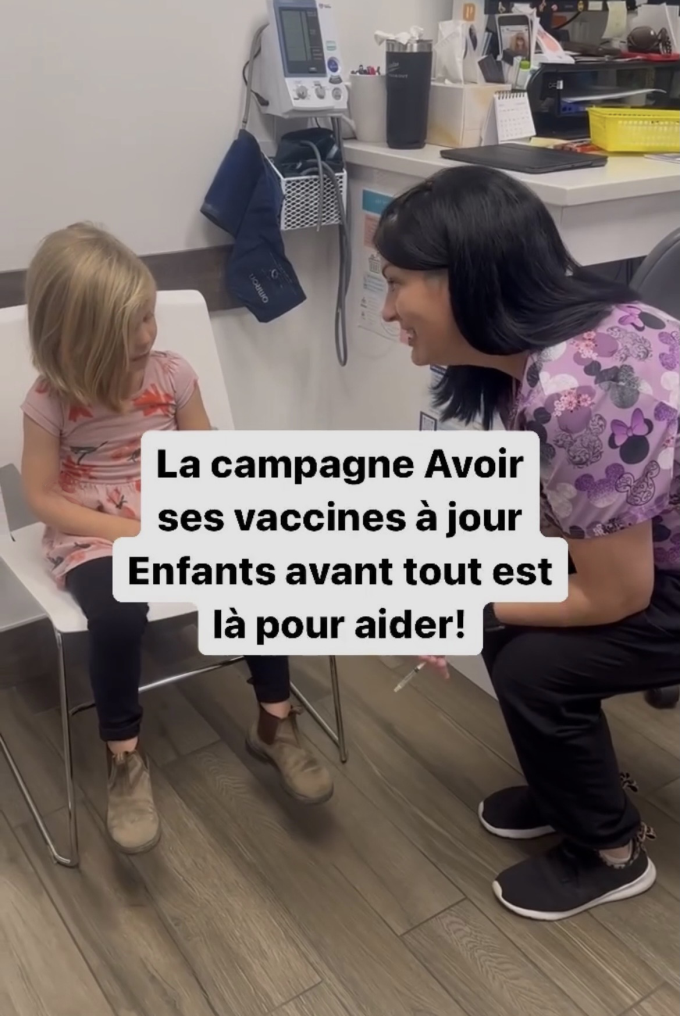 l'infirmière parle à l'enfant et la prépare à recevoir un vaccin