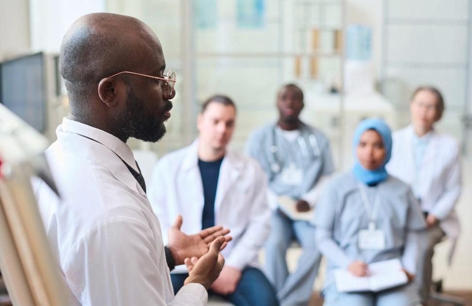 Photo d'une équipe de prestataires de soins de santé en conversation.