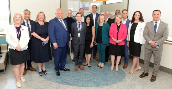 Photo du premier ministre de l'Ontario, Doug Ford, et des chefs de file du secteur de la santé au CHEO