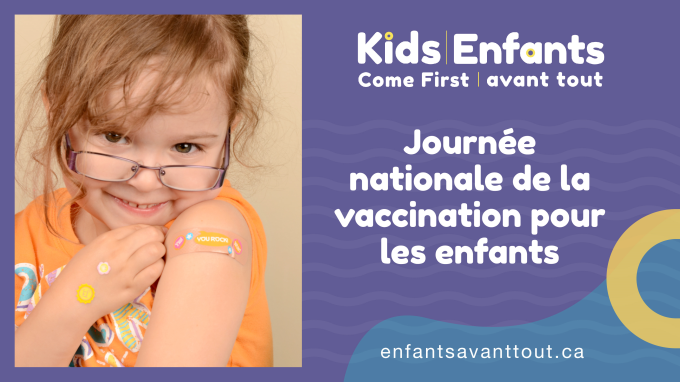 Fillette souriante avec un pansement sur le bras après avoir été vaccinée 