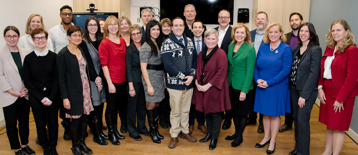 Les partenaires de Kids Come First/Les enfants avant tout avec Christine Elliott, la ministre de la Santé. (Photo : Ville d'Ottawa)