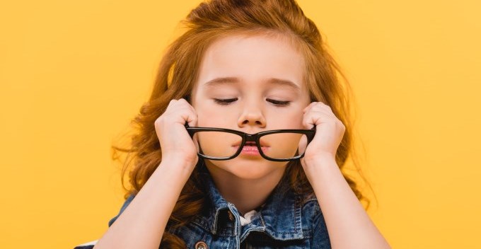 Jeune fille mettant ses lunettes