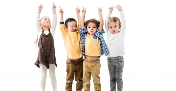 Groupe d'enfants heureux pointant le doigt en l'air