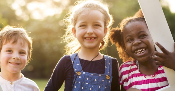 Enfants s'amusant ensemble