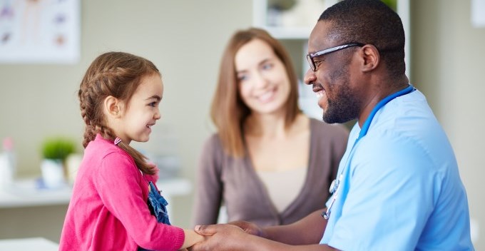 interaction thérapeutique entre un jeune patient, sa mère et un prestataire de soins